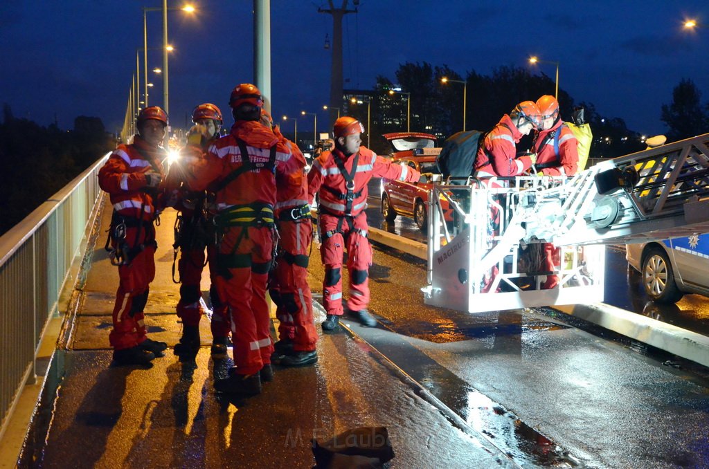 Einsatz BF Hoehenretter Koelner Seilbahn Hoehe Zoobruecke P2290.JPG